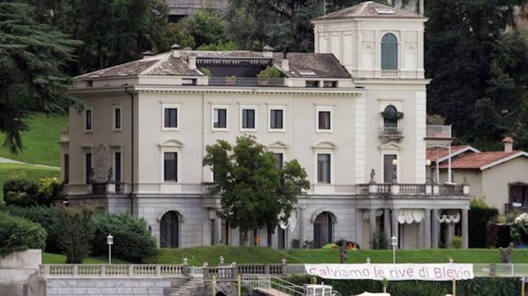 Per un periodo  stato proprietario di questa villa di 600 metri quadri a Cernobbio, sul Lago di Como, dal valore di circa 4,8 milioni (e messa in vendita nel 2010). La villa  circondata da un parco di 3.600 metri (sportfortune.fr)